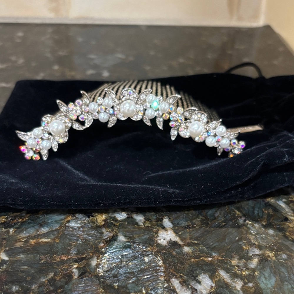 Elegant Pearl and Crystal Fashion Hair Comb
